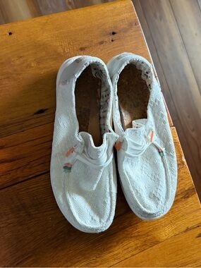 Women’s size 10 hey dudes